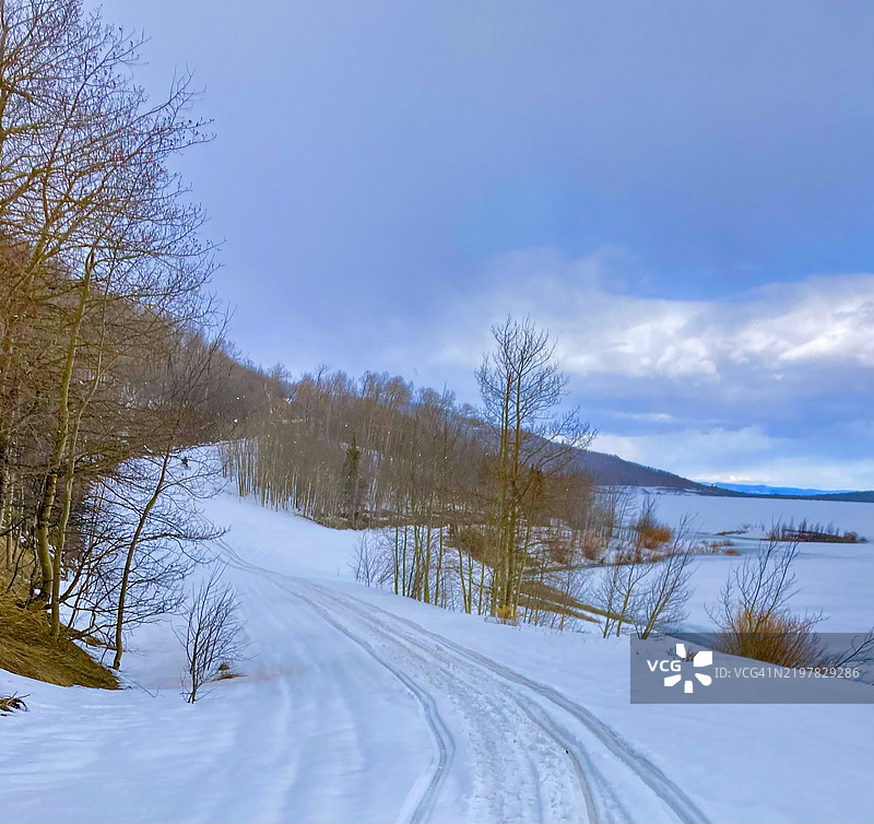春季在科罗拉多州扬帕的雪地摩托车小径场景，美国图片素材