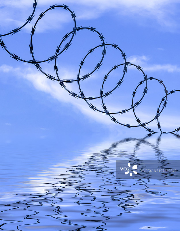 金属围栏上方有刺绳和带刺铁丝，水面上反射着光线。图片素材
