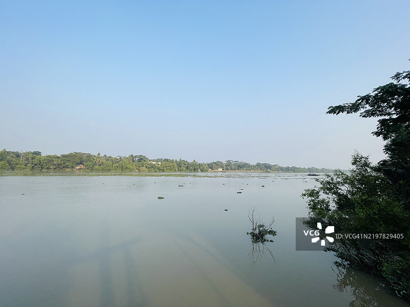清澈天空下的湖泊美景，自然河流与天空的画面，孟加拉国库尔纳区巴格尔哈特图片素材