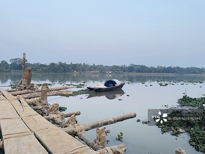 清澈天空下湖泊的美丽景色，自然摄影，巴格尔哈特，库尔纳，孟加拉国图片素材