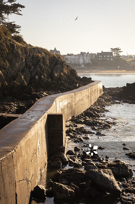 法国布列塔尼，晴空下的海景图片素材