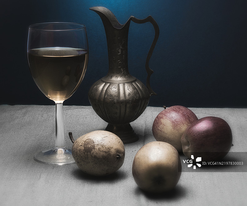 桌子上的酒杯和苹果特写图片素材