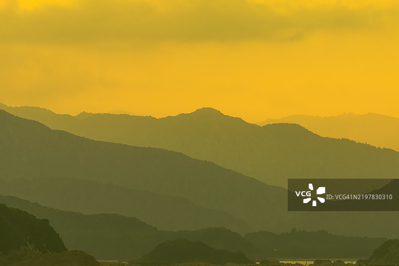 日落时分，天空中山脉轮廓的美丽景色图片素材