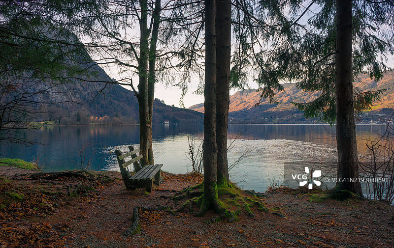 秋季森林中的湖泊美景图片素材