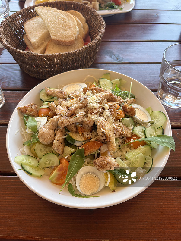 高角度视图的餐盘上的食物放在桌子上图片素材