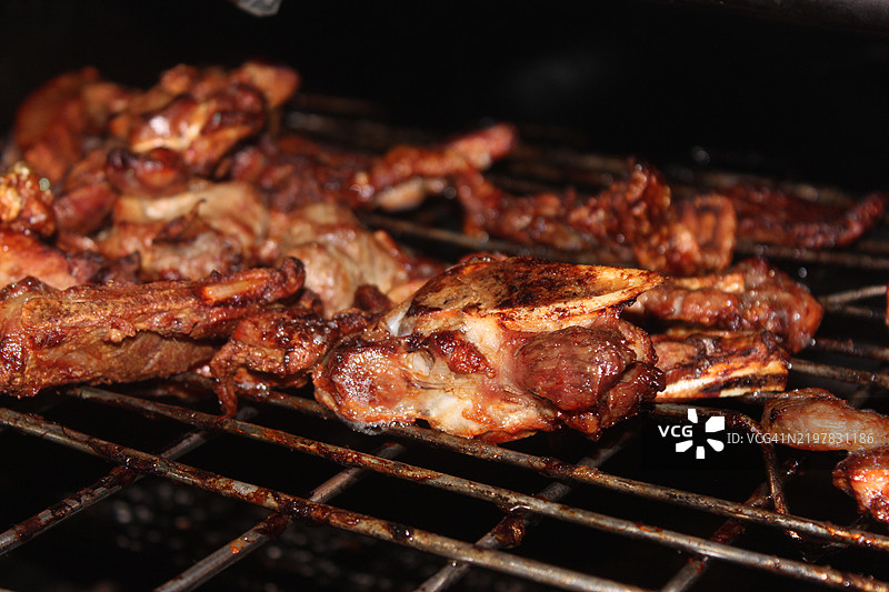 烧烤架上的肉特写图片素材