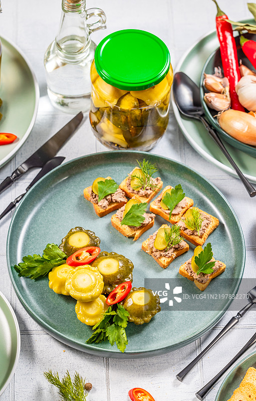 腌制的扁豆南瓜和涂有鹅肝酱的开胃小点在节日餐桌上摆放图片素材