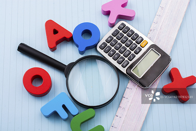 教育概念：学校用品与五彩斑斓的木制字母图片素材