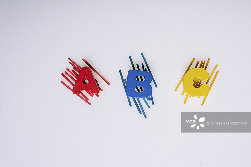 早教概念的字母ABC木制字母图片素材