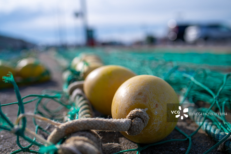 前景中的渔网和浮标。图片素材