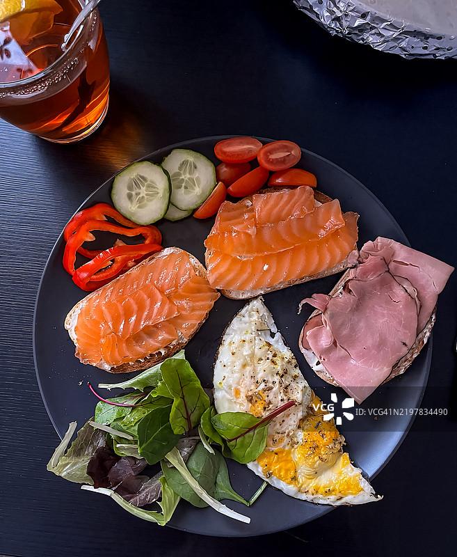 美味的早餐盘放在黑色桌面上图片素材