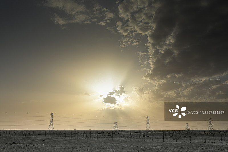 日落时分，天空映衬下的田野美景图片素材