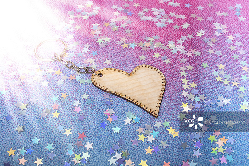 色彩斑斓的心形木质钥匙挂件，象征爱情的概念图片素材