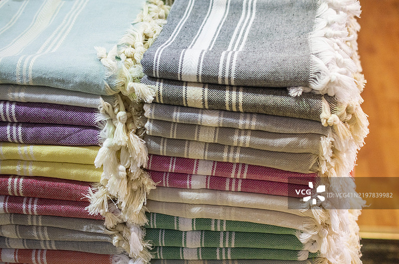 一堆土耳其浴巾，称为Hamam Pestemal的裹身布图片素材