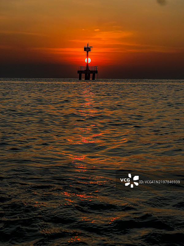 泰国苏拉特塔尼橙色天空下的海景图片素材