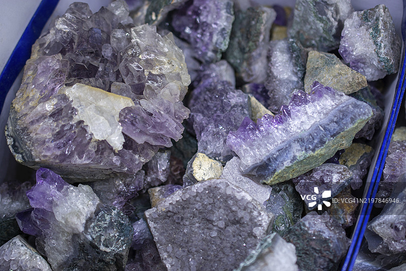 原始紫色紫水晶岩石与水晶紫水晶的神秘特性图片素材