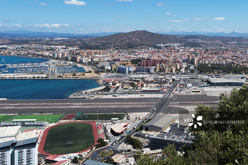 直布罗陀 - 从自然保护区“上岩石”俯瞰机场和西班牙拉利尼亚·德·孔塞普西翁市图片素材