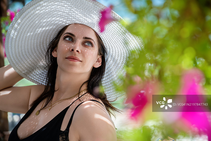 年轻女性戴着帽子的特写镜头图片素材