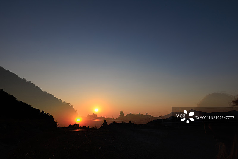 日落时分，天空映衬下的风景轮廓剪影图片素材