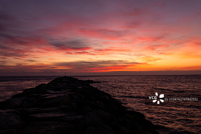 马萨诸塞州纽伯里波特的海景与橙色天空图片素材