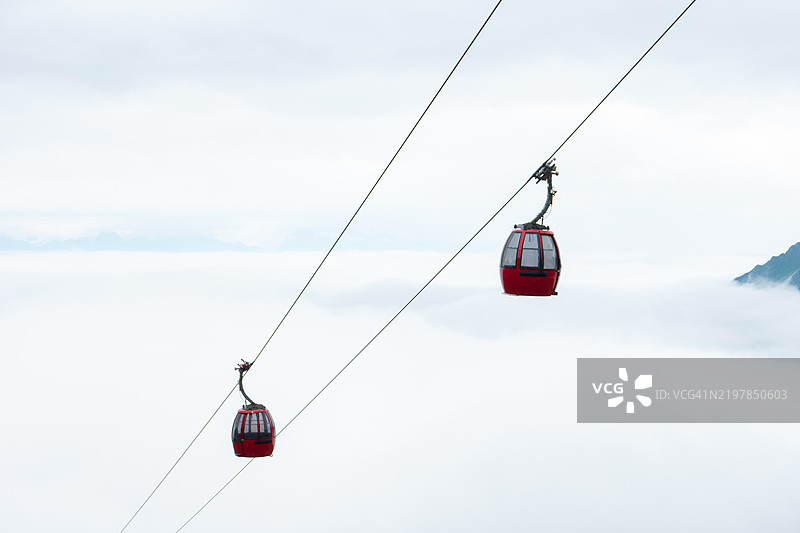 低角度视图的滑雪缆车与天空相映成趣图片素材