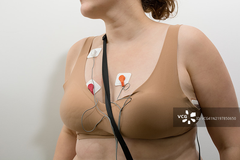 连接在女性身上的霍尔特监测仪，用于监测和分析心脏的工作。图片素材
