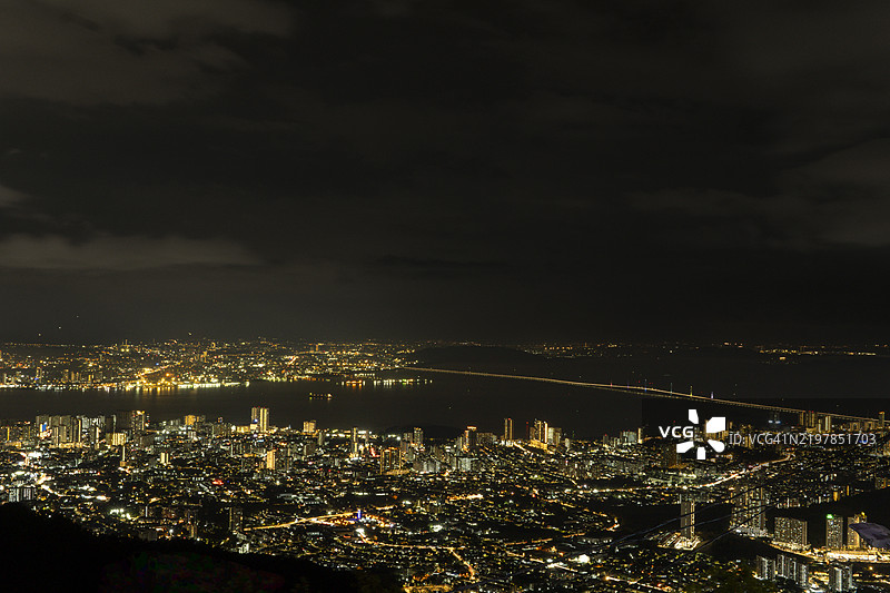 夜间高角度俯瞰槟城的灯火辉煌的城市建筑图片素材