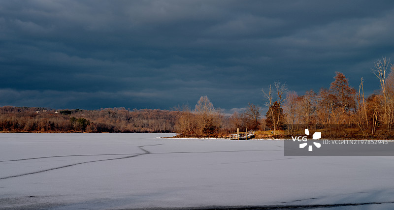 被乌云笼罩和白雪覆盖的和平谷湖，宾夕法尼亚州，多伊尔斯敦，美国图片素材