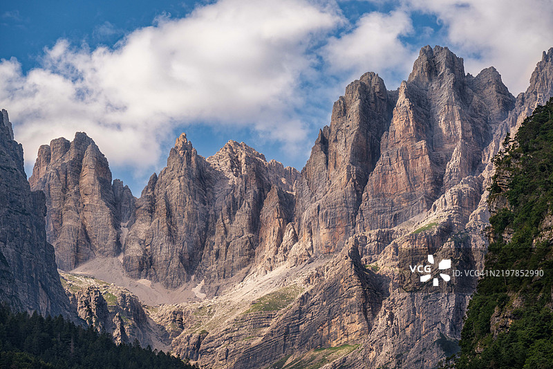 意大利岩石山脉的全景与天空相映成趣图片素材