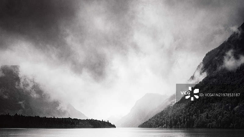 湖泊与天空的美丽景色图片素材