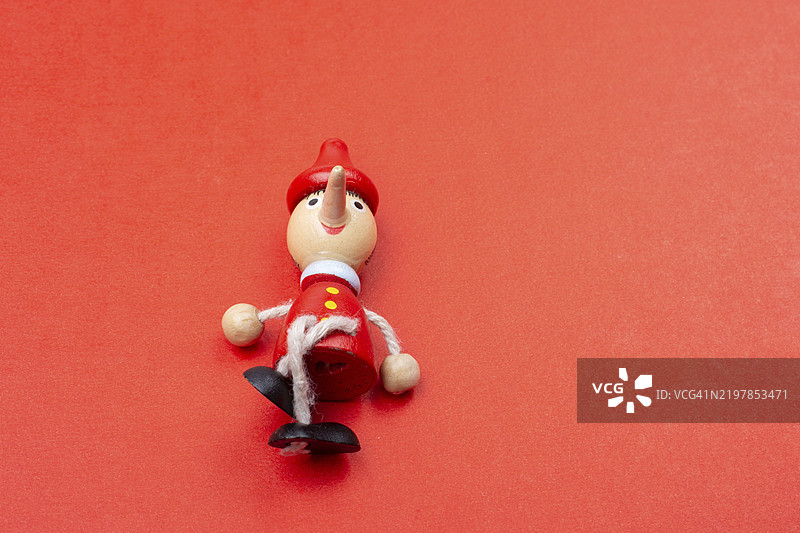 木制匹诺曹玩偶，长鼻子。概念性童话角色图片素材