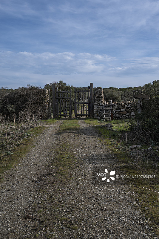 乡村田野中的乡村风格木栅栏与干石墙图片素材
