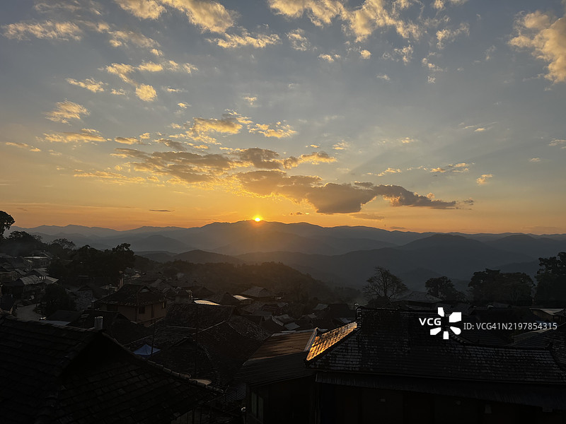 云南，中国日落时分的城镇风景。图片素材