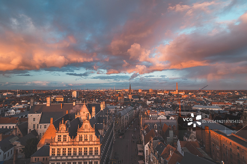 从市中心的历史塔楼观看根特的日落，天空中浪漫的色彩，红光照亮了比利时弗拉芒地区的根特。图片素材
