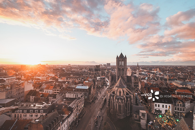 从市中心的历史塔楼观看根特的日落，天空中浪漫的色彩，红光照亮了比利时弗拉芒地区的根特。图片素材