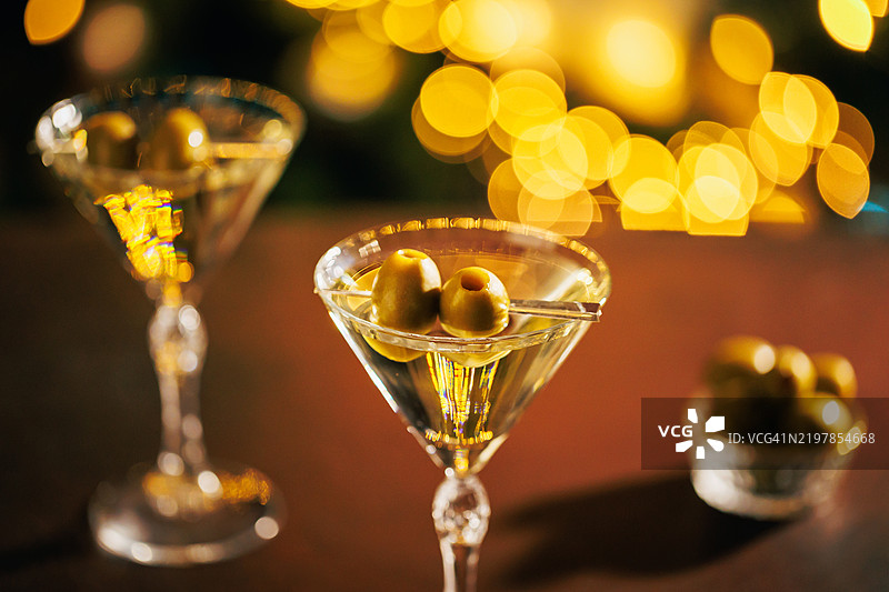 节日桌上的橄榄马提尼特写图片素材