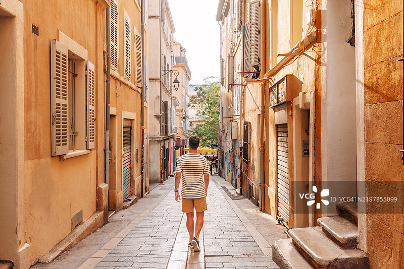 年轻男子在法国普罗旺斯马赛老城的勒帕尼耶区探险图片素材