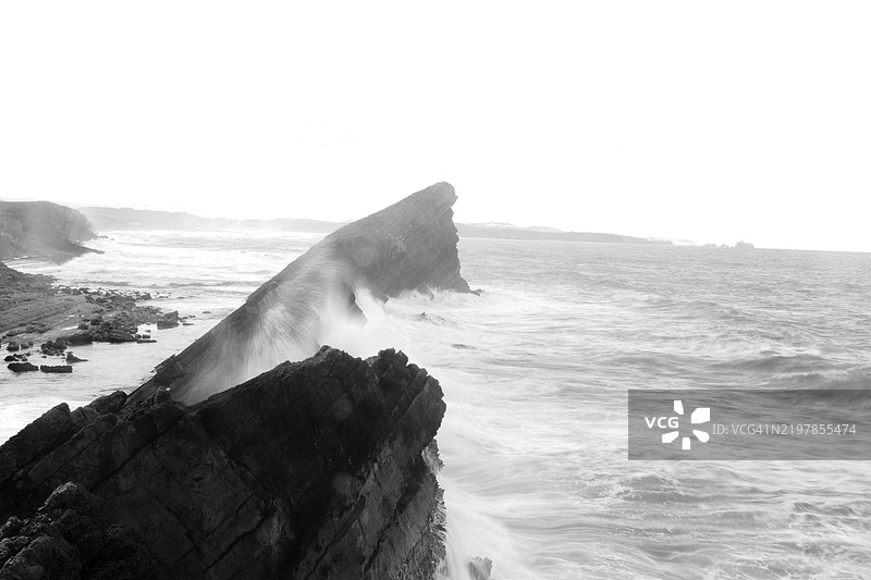 清澈天空下的海洋美景图片素材