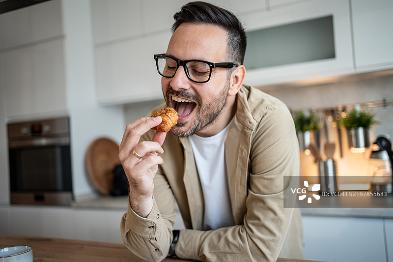 沉浸在可颂的黄油完美中图片素材