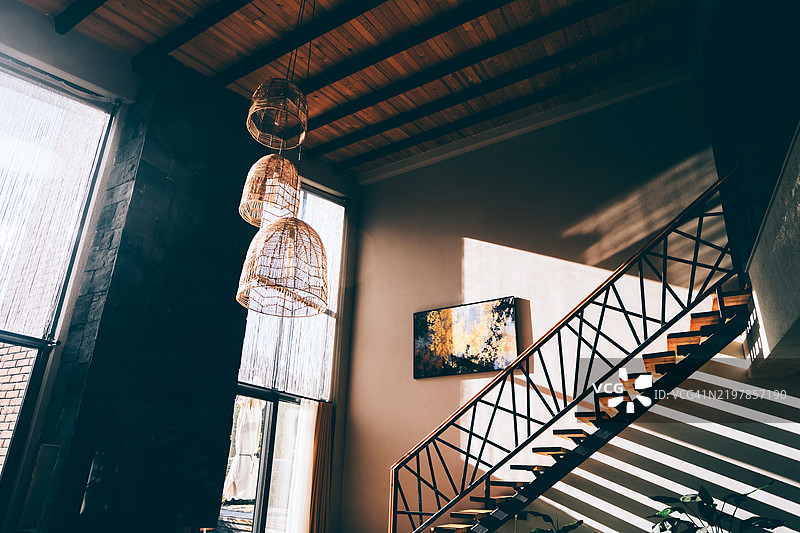 现代室内装饰，阳光照耀下的装饰品和抽象墙面艺术作品图片素材