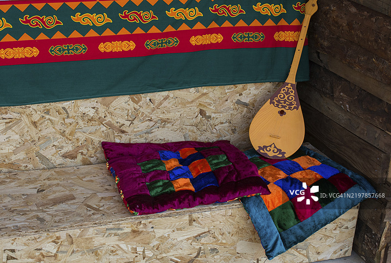 经典的土耳其弦乐器萨兹，巴格拉玛图片素材