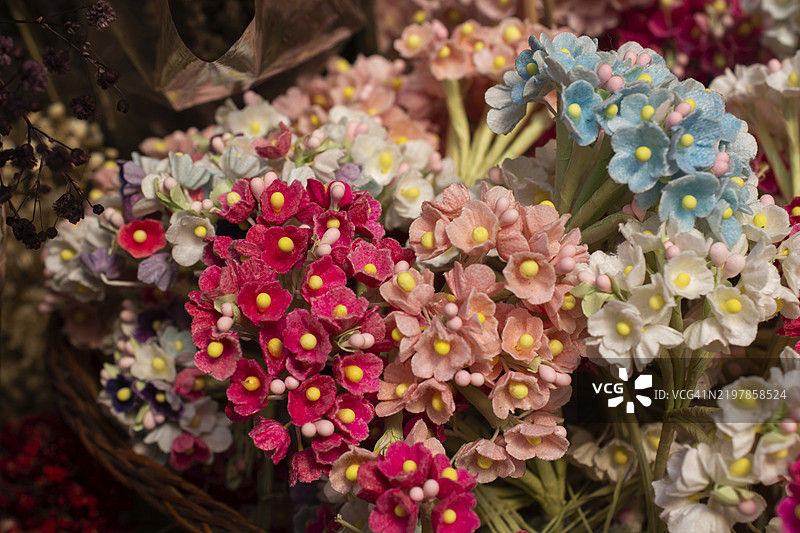 纸和布制成的人造花。婚礼和葬礼的装饰。图片素材