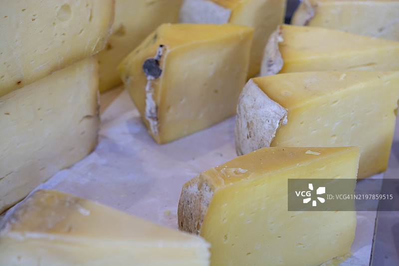 货架上出售的卡什卡瓦尔或卡塞里奶酪切片图片素材