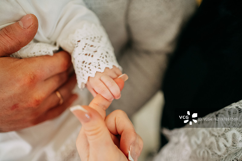 新生儿温柔地握着母亲的手指图片素材