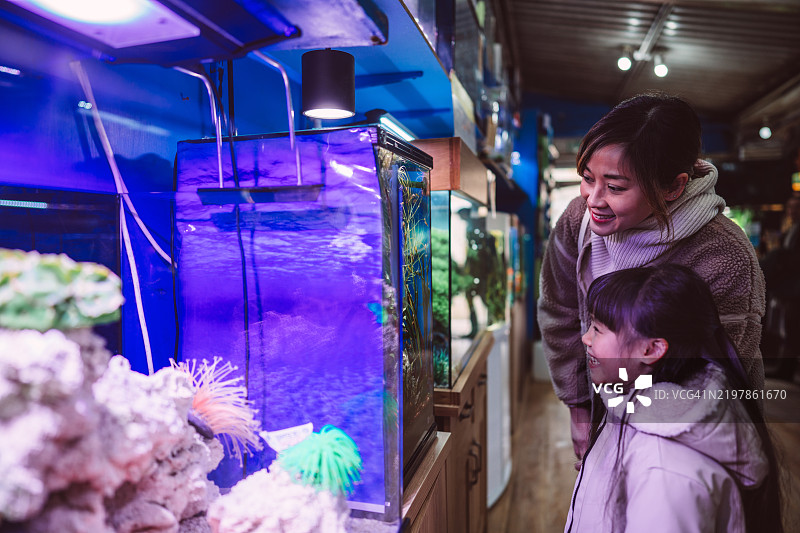 母女俩在水族馆商店探险图片素材