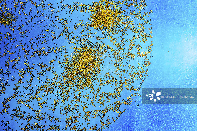 油泡在水中形成图案图片素材