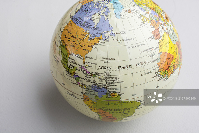 白色背景上的地球仪特写图片素材