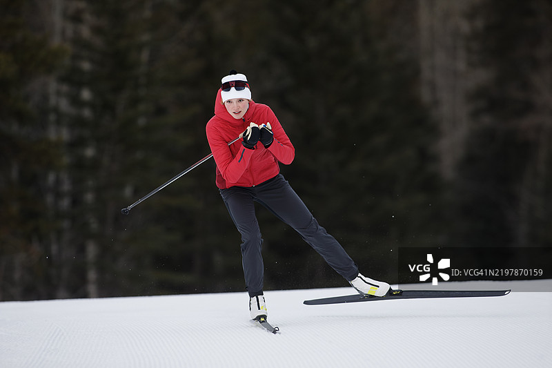 越野滑雪的女性在山坡上滑行图片素材
