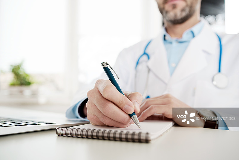 医生在工作，做笔记图片素材