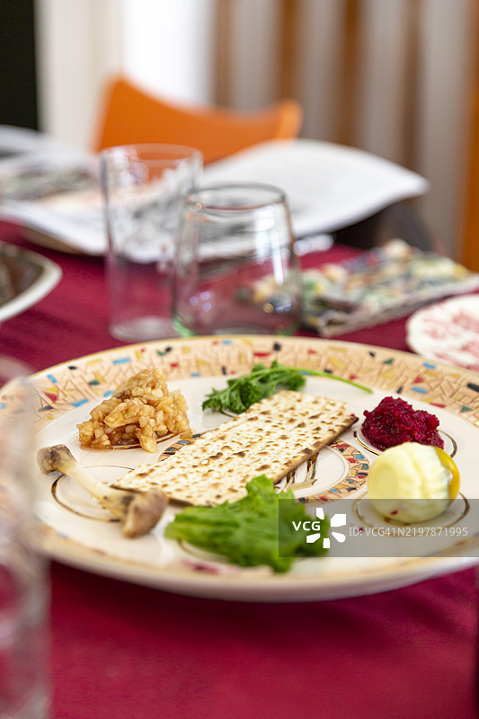 逾越节的塞德盘，上面有哈罗塞特、苦菜、卡帕斯、羊腿骨、烤蛋和无酵饼。图片素材